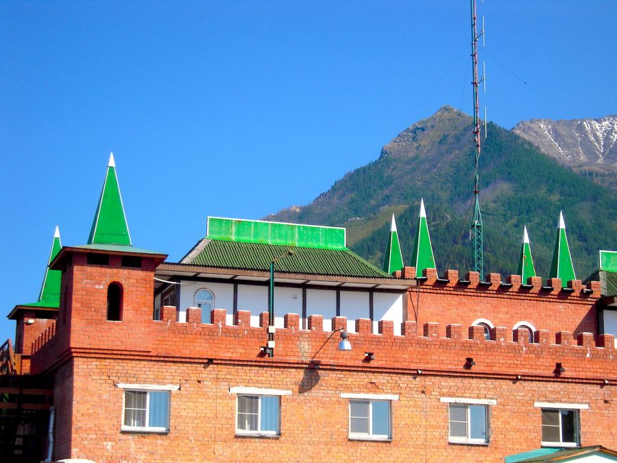 Гостиница «Замок горного короля» в п. Аршан